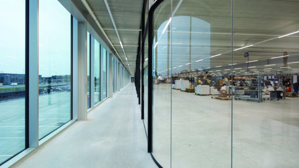 ConceptFolding 77 Sisteme glisante și ConceptWall 50 Perete cortina - Warehouse DC New Logic III situat în Tilburg, Olanda