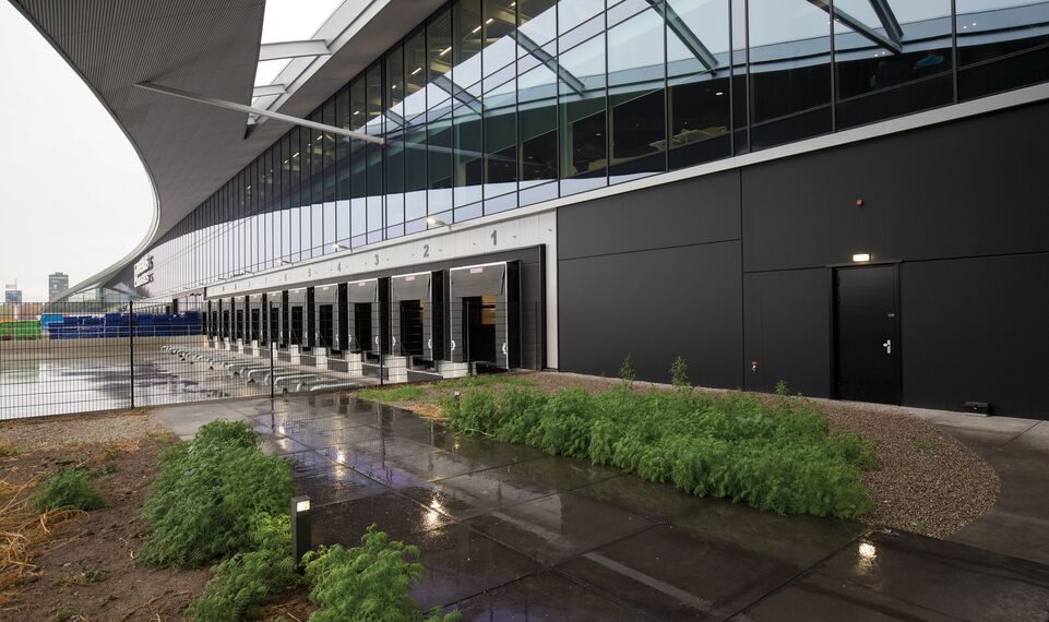 ConceptFolding 77 Sisteme glisante și ConceptWall 50 Perete cortina - Warehouse DC New Logic III situat în Tilburg, Olanda