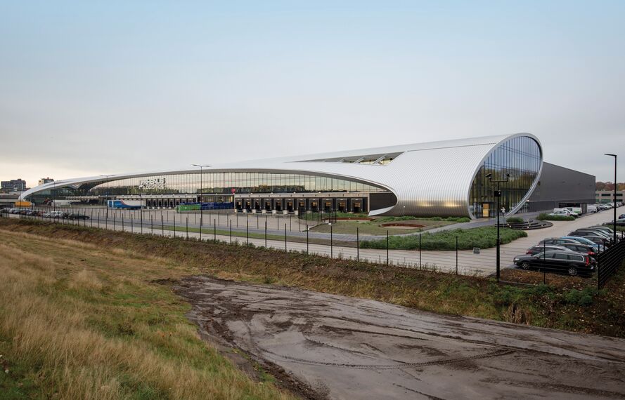 ConceptFolding 77 Sisteme glisante și ConceptWall 50 Perete cortina - Warehouse DC New Logic III situat în Tilburg, Olanda