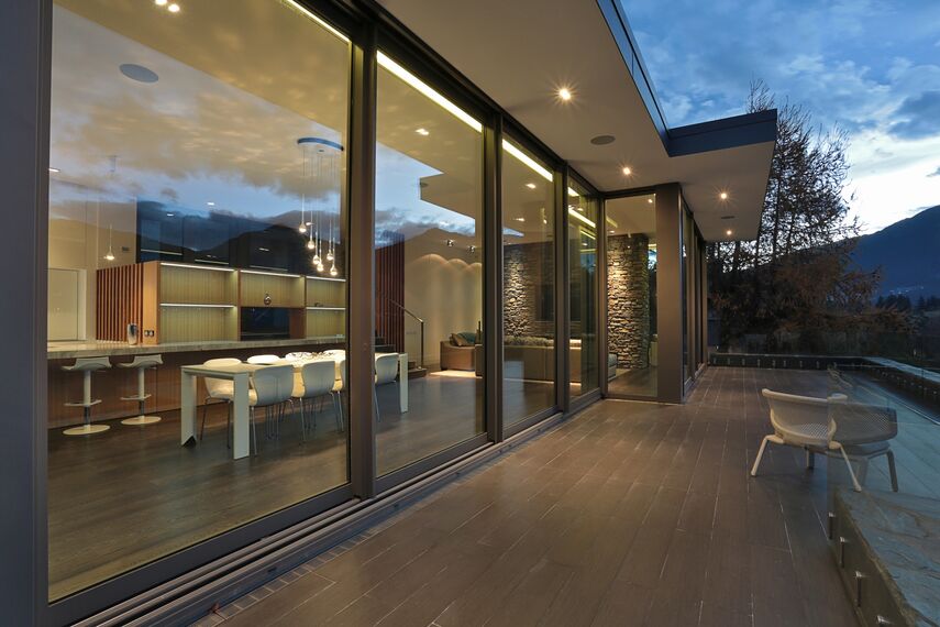 ConceptFolding 77 Sisteme glisante și ConceptSystem 77 Ferestre - Lake Wakatipu House situat în Otago, Noua Zeelanda