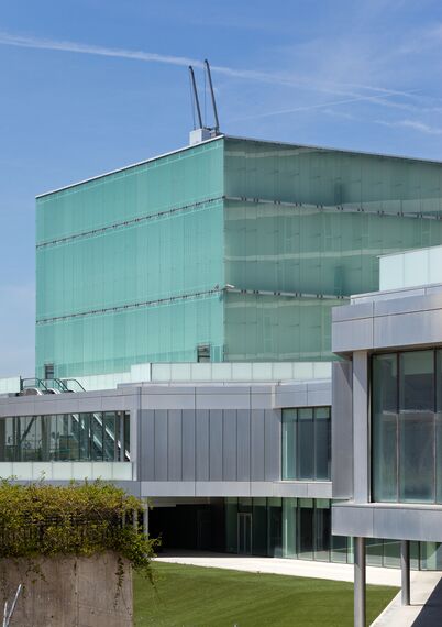 XS 68 Fereste, CW 65-EF Perete cortina, ConceptSystem 77 Fereste și CW 50-SC Perete cortina - Congress center Etopia Centre for Art and Technology situat în Zaragosa, Spania