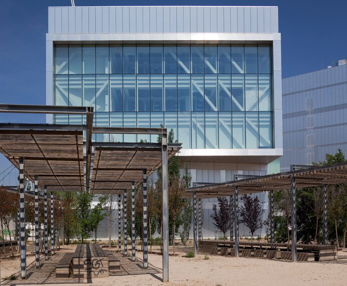 XS 68 Fereste, CW 65-EF Perete cortina, ConceptSystem 77 Fereste și CW 50-SC Perete cortina - Congress center Etopia Centre for Art and Technology situat în Zaragosa, Spania