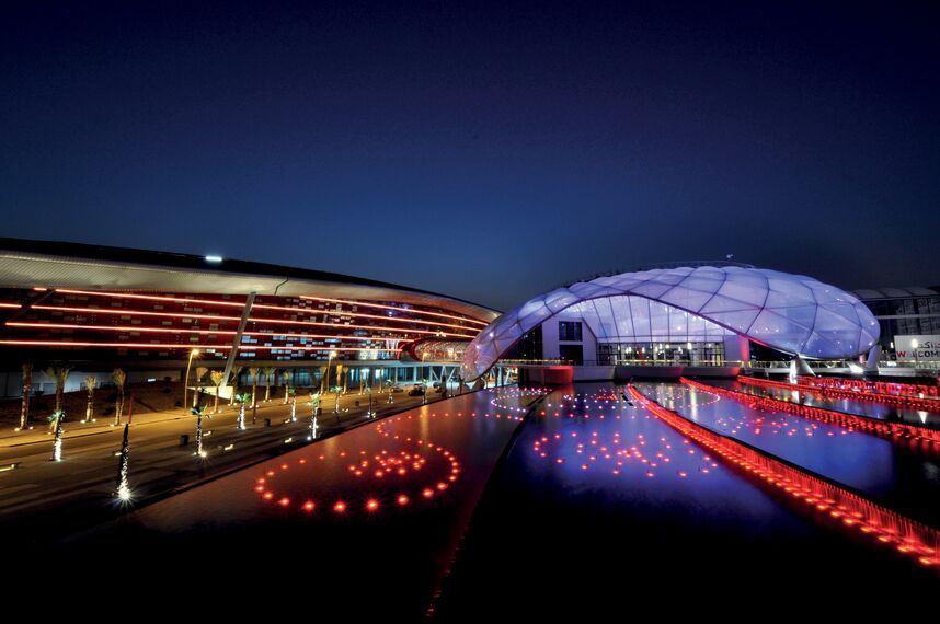 ConceptWall 86 Perete cortina - Race track Lumea Ferrari Abu Dhabi situat în Abu Dhabi, Emiratele Arabe Unite