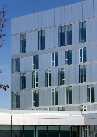 XS 68 Fereste, CW 65-EF Perete cortina, ConceptSystem 77 Fereste și CW 50-SC Perete cortina - Congress center Etopia Centre for Art and Technology situat în Zaragosa, Spania