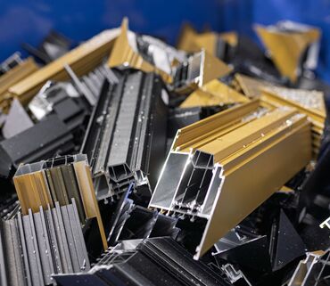 resturi de profile de aluminiu în containerul albastru