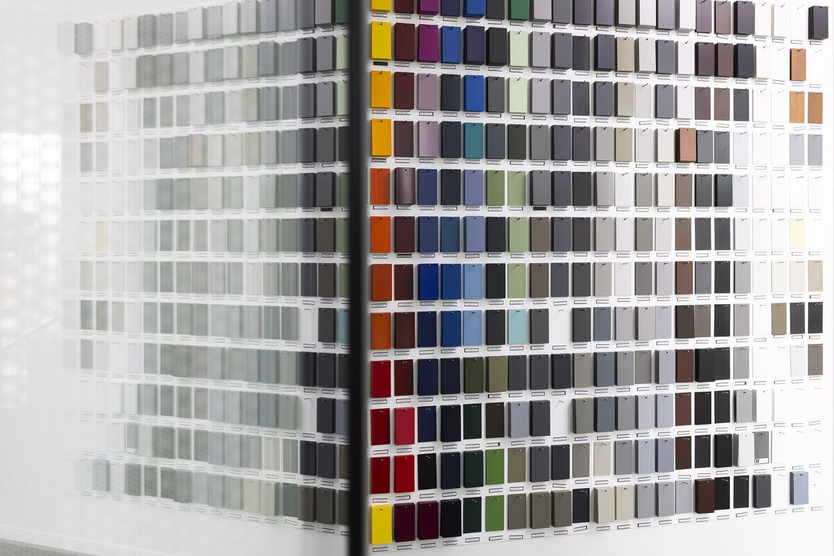 Perete cu mostre de culori în diverse culori la campusul reynaers .