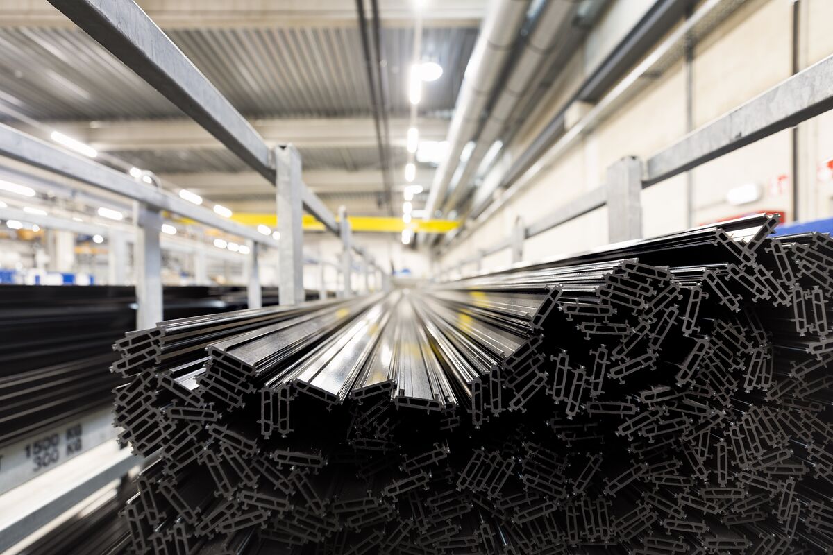 Bariere termice negre, așezate într-un cadru metalic, în depozit. 