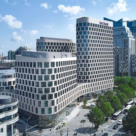 Clădire de birouri albă futuristă, cu curbe, în Bruxelles.