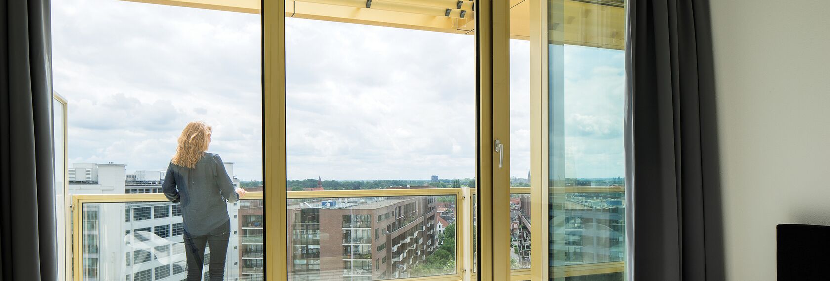 ConceptSystem 77 Usi, ConceptFolding 77 Sisteme glisante și ConceptWall 50 Perete cortina - Apartamentele din Philips Light Tower situat în Eindhoven, Olanda