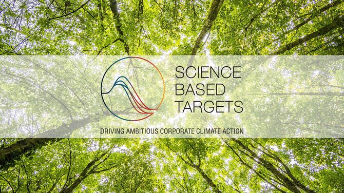 Sigla inițiativei Science Based Targets în fața coroanelor verzi ale copacilor.
