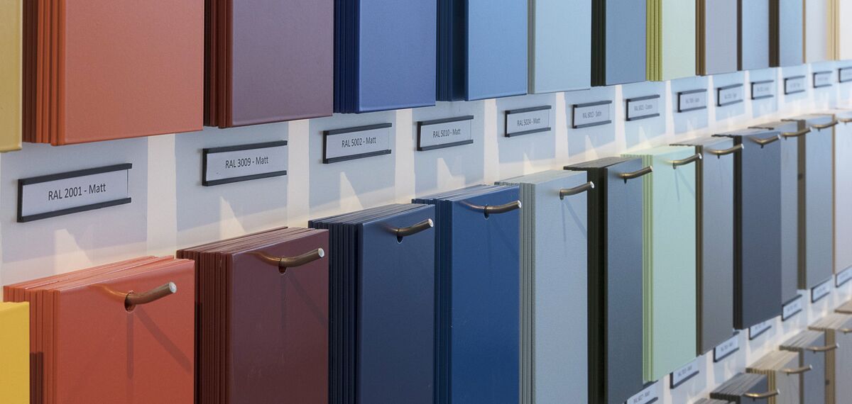 Prim-plan al peretelui cu mostre de culoare din reynaers Experience Room.