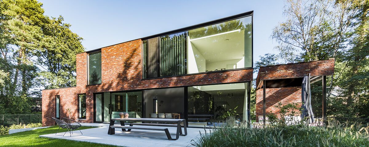 Reynaers Aluminium windows in a modern Belgian private home.