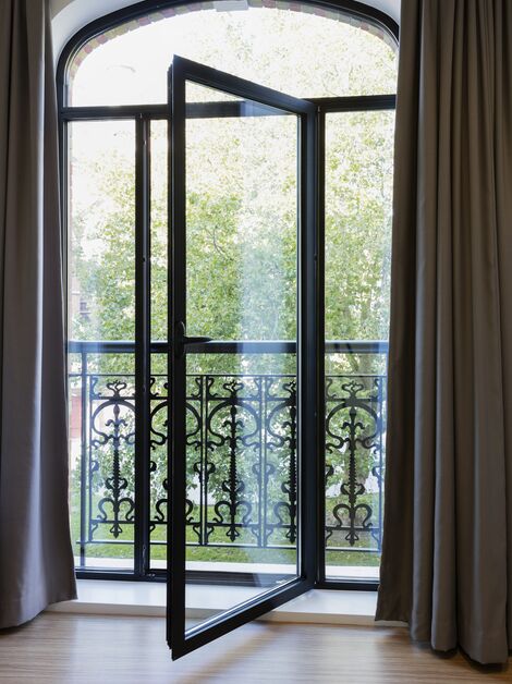 Ușă de balcon SlimLine 38 cu deschidere către balconul francez.