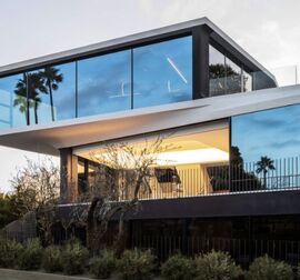 Casă modernă cu ferestre mari Reynaers Aluminium și design elegant, minimalist.