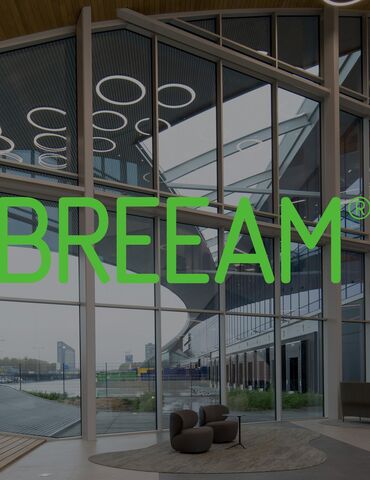 Sigla BREEAM în fața unui centru de distribuție modern.