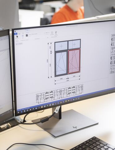 Model de fereastră BIM pe ecranul computerului în birou