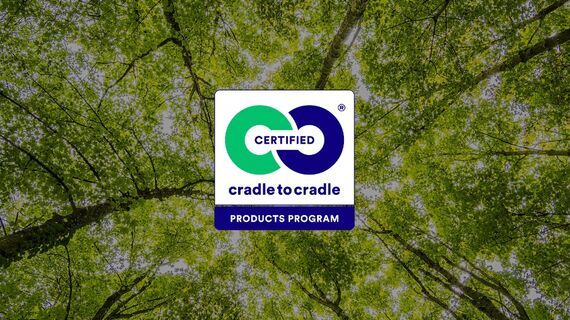 Logo-ul Cradle to Cradle din bronz, pe fundal verde