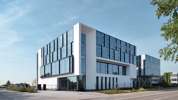 HiFinity Sisteme glisante, BriseSoleil 100 Parasolare, MasterLine 8 Fereste, CW 60-SC Perete cortina, CW 86 Standard Perete cortina și CW 86-EF Perete cortina - Office building Reynaers Campus: Showroom situat în Duffel, België