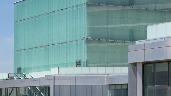 XS 68 Fereste, CW 65-EF Perete cortina, ConceptSystem 77 Fereste și CW 50-SC Perete cortina - Congress center Etopia Centre for Art and Technology situat în Zaragosa, Spania