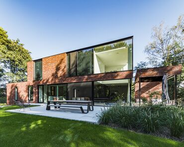 Reynaers Aluminium windows in a modern Belgian private home.